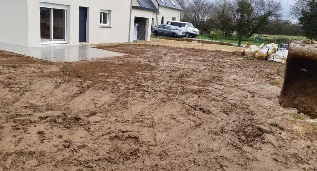 Nivellement de terrain devant une maison avant aménagement extérieur