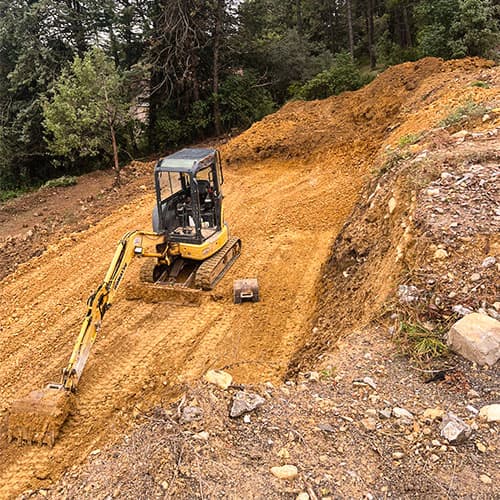 Préparation de plateforme de terrassement sur terrain en pente dans les Yvelines