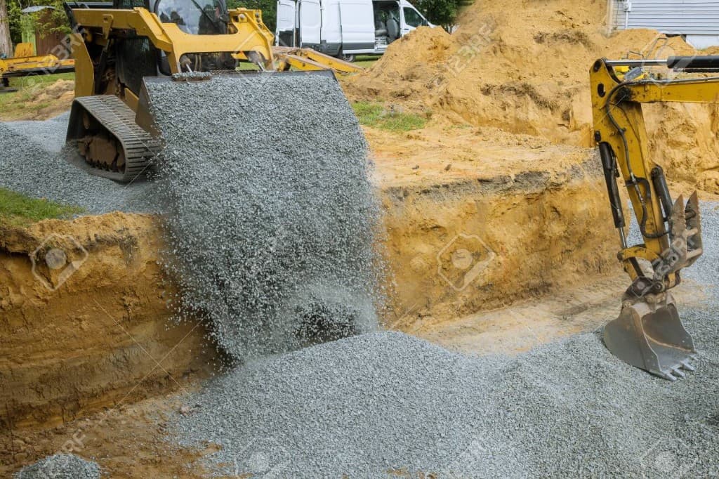 Remblaiement de fouille avec granulats et engins de chantier